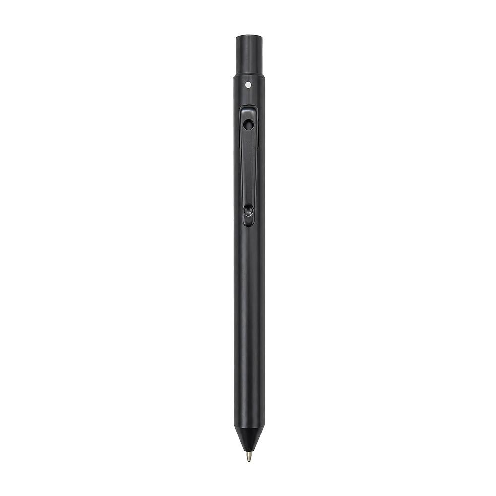 Stylo rétractable en métal. Quatre recharges (noir, bleu, rouge, vert) Stylo rétractable en métal. Quatre recharges (noir, bleu, rouge, vert)